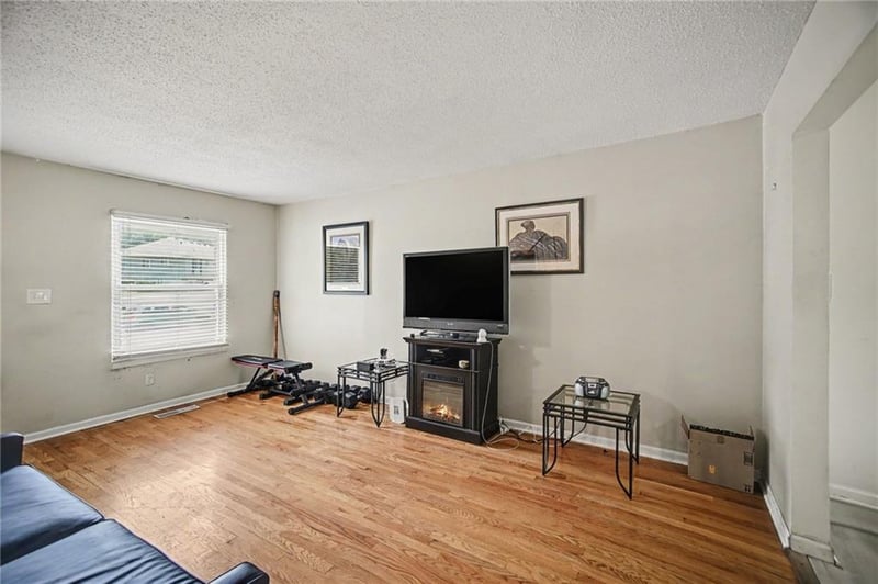 8815 Sycamore Ave, Kansas City, MO 64138