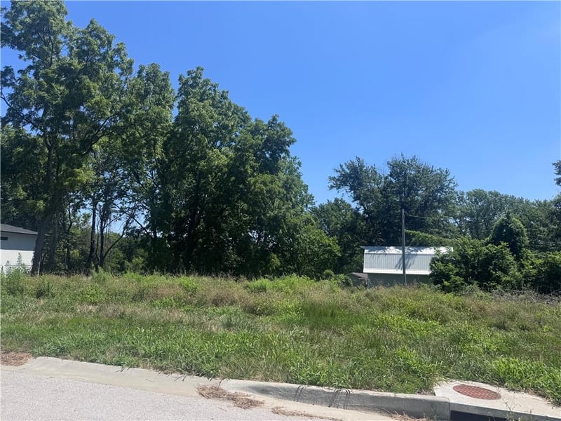 1500 Stonewall Dr, Oak Grove, MO 64075