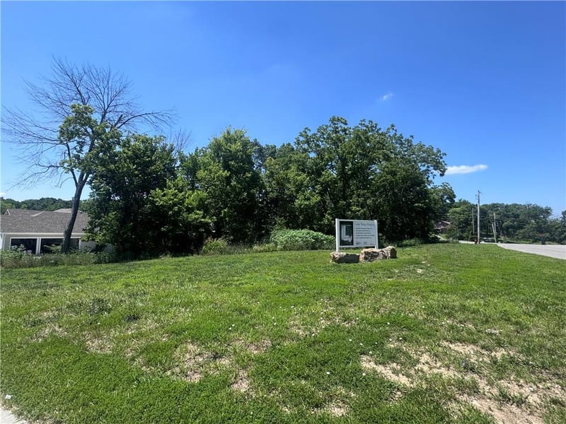 1500 Stonewall Dr, Oak Grove, MO 64075