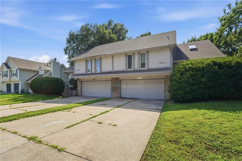 612 Kristi Ln, Lee's Summit, MO 64063
