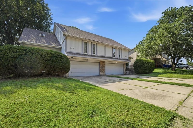612 Kristi Ln, Lee's Summit, MO 64063