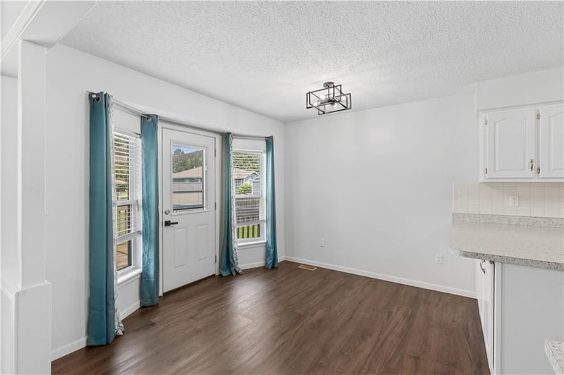 404 Oakwood St, Harrisonville, MO 64701