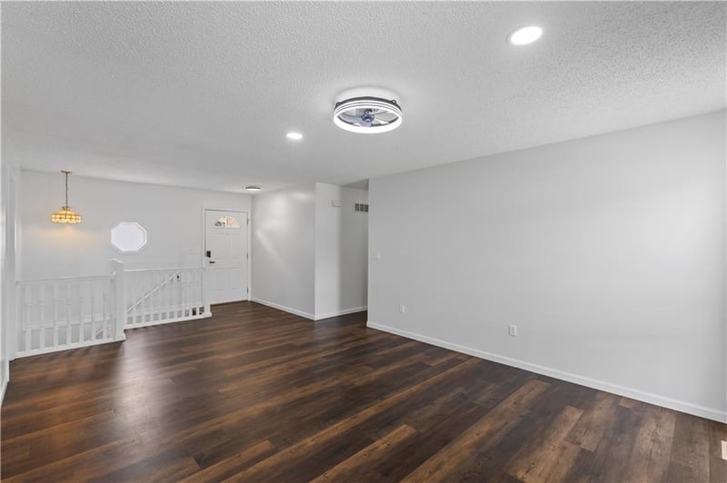 404 Oakwood St, Harrisonville, MO 64701