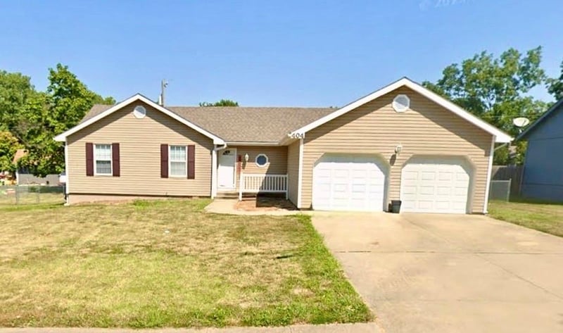 404 Oakwood St, Harrisonville, MO 64701