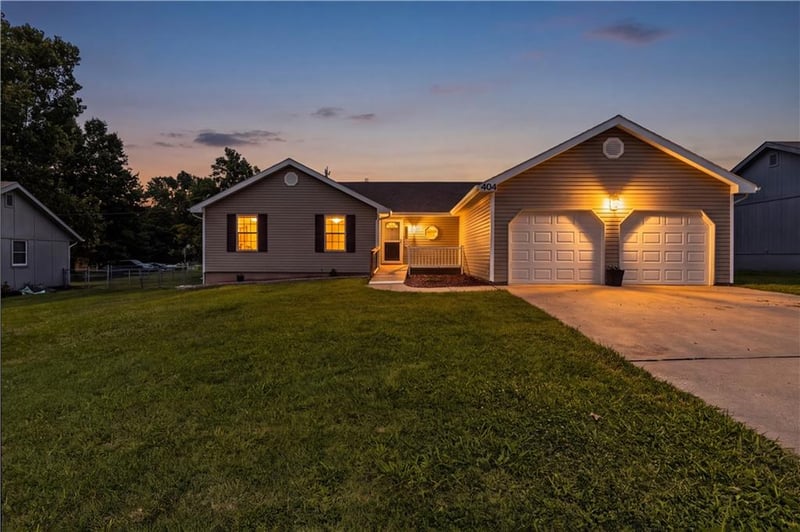 404 Oakwood St, Harrisonville, MO 64701