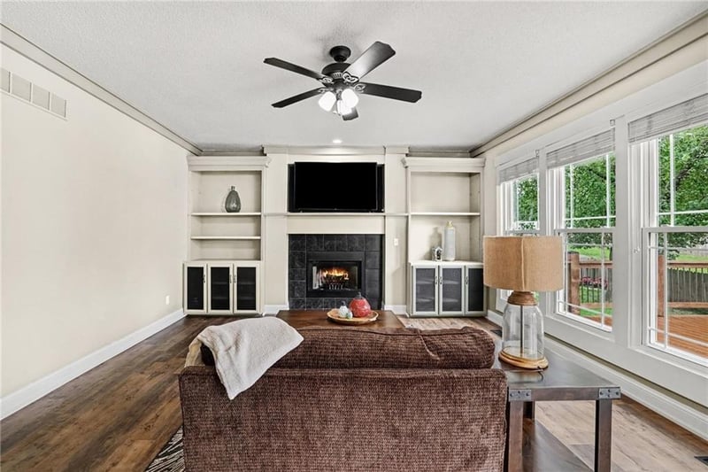 15231 Hemlock St, Overland Park, KS 66223