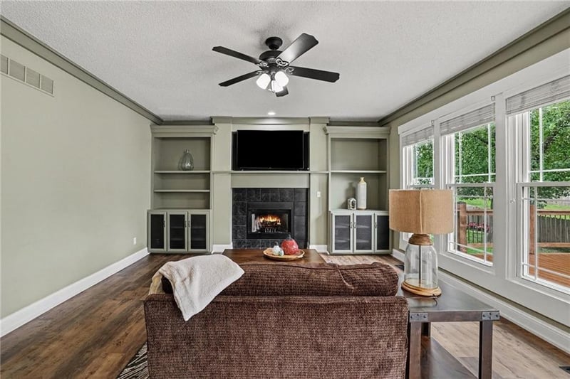 15231 Hemlock St, Overland Park, KS 66223