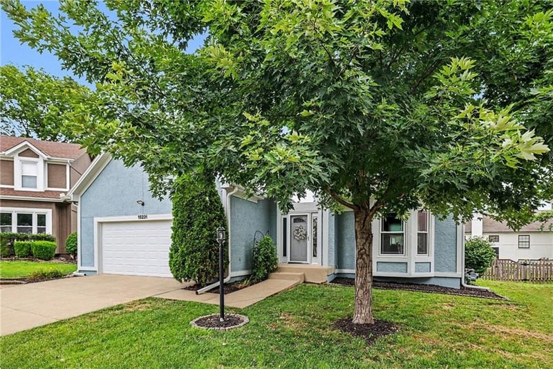 15231 Hemlock St, Overland Park, KS 66223