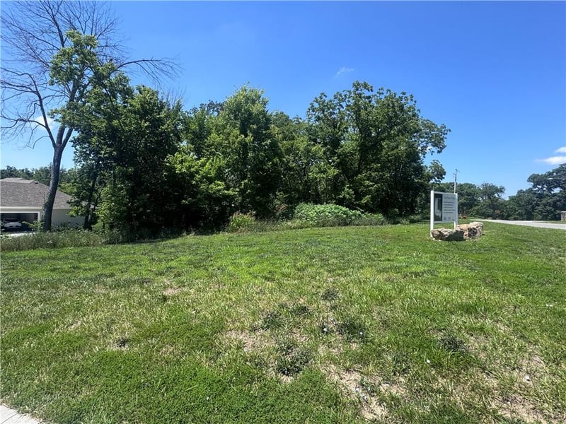 1501 Stonewall Dr, Oak Grove, MO 64075