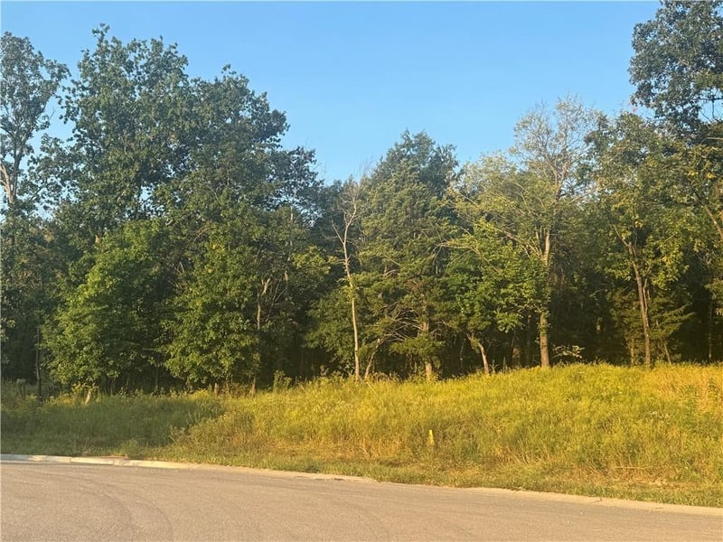 1606 Stonewall Dr, Oak Grove, MO 64075