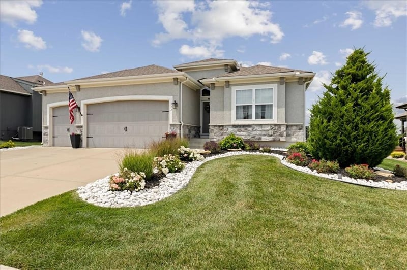 914 Zennor Ln, Raymore, MO 64083