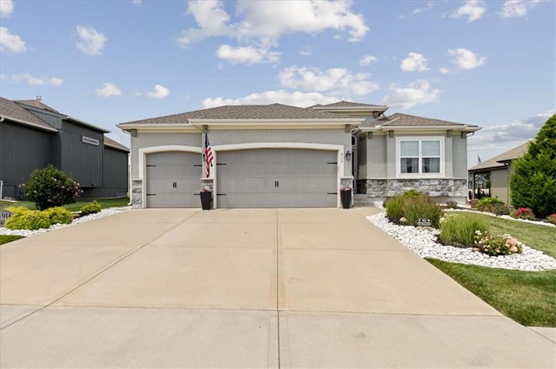 914 Zennor Ln, Raymore, MO 64083