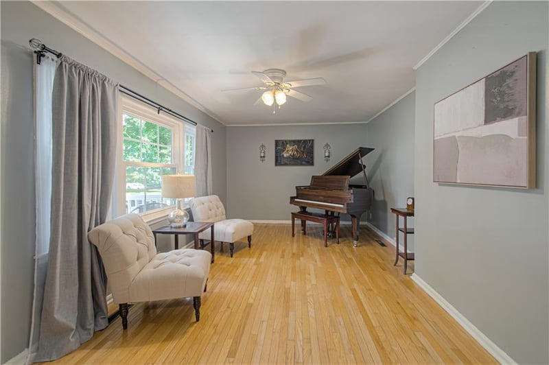8751 Sleepy Hollow Rd, Kansas City, MO 64114