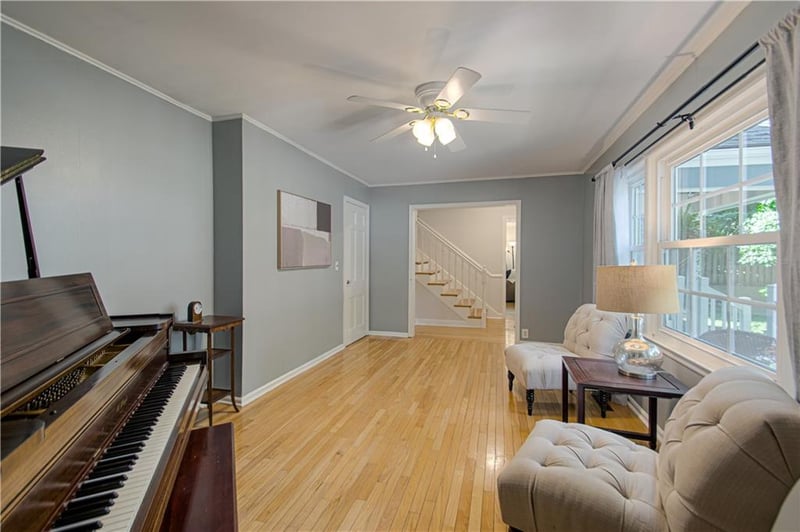 8751 Sleepy Hollow Rd, Kansas City, MO 64114
