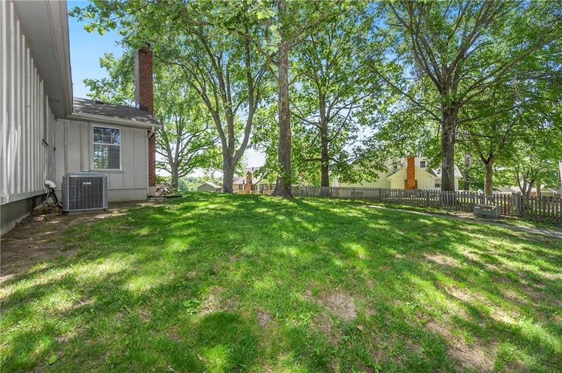 213 Juniper St, Lee's Summit, MO 64064