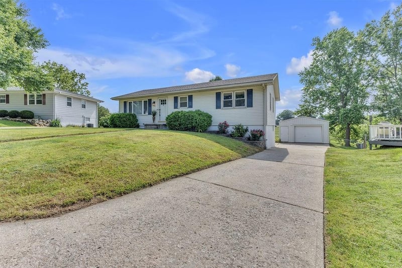 1501 Lion Rd, St Joseph, MO 64506