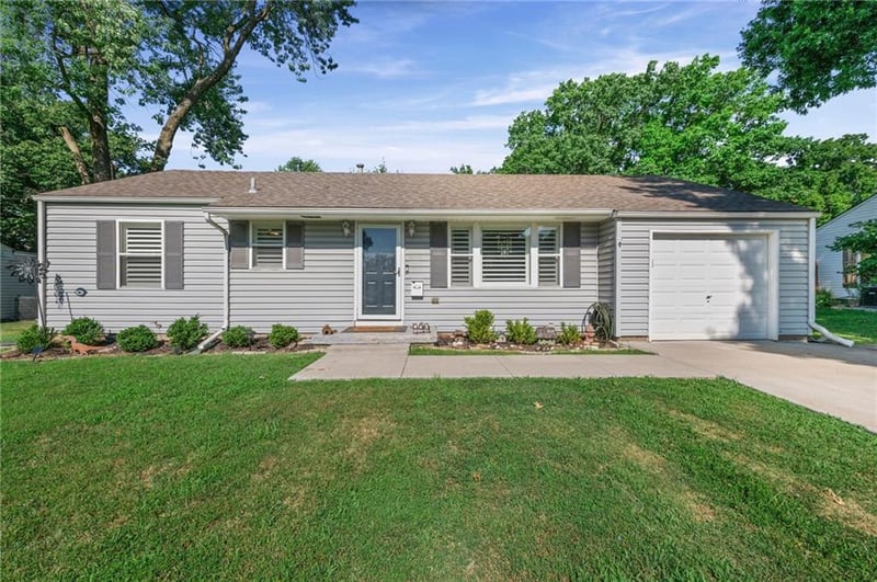 5520 Barton Ln, Shawnee, KS 66203