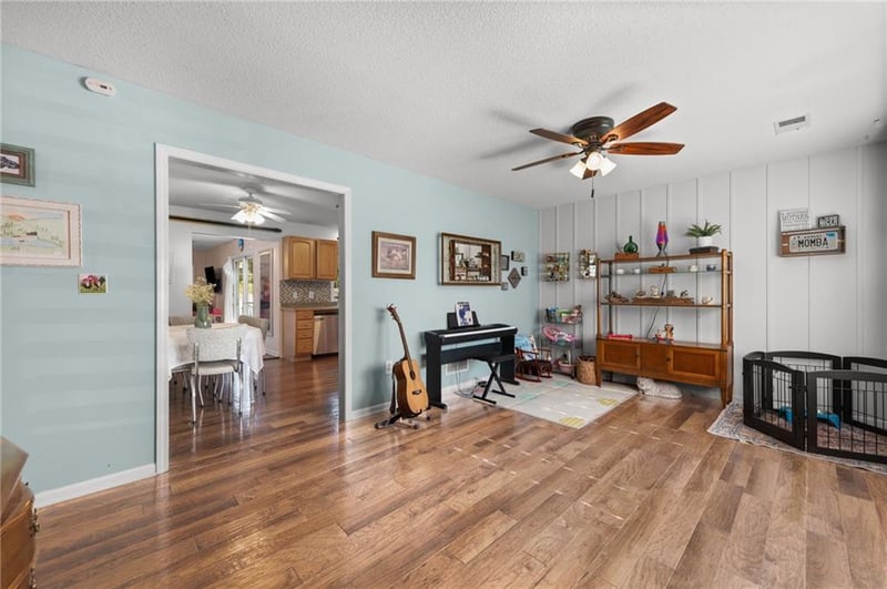 5520 Barton Ln, Shawnee, KS 66203