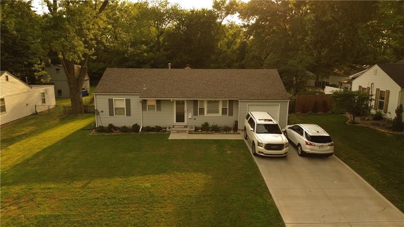 5520 Barton Ln, Shawnee, KS 66203
