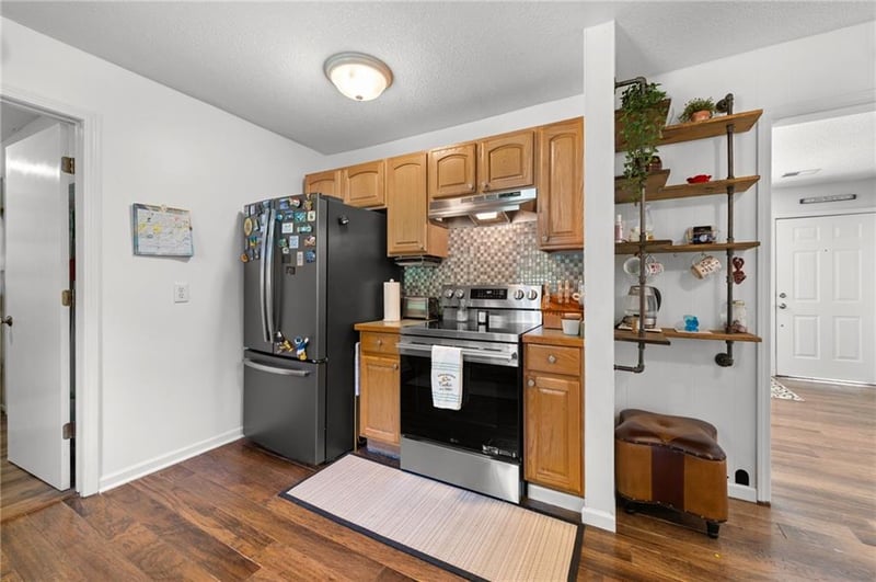 5520 Barton Ln, Shawnee, KS 66203