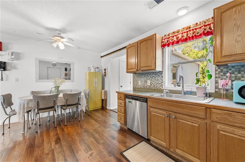 5520 Barton Ln, Shawnee, KS 66203