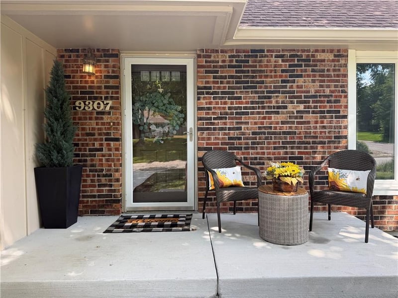 9307 Alden St, Lenexa, KS 66215