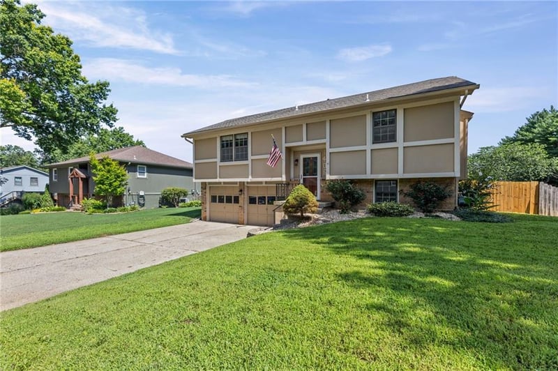 1406 2nd St, Lee's Summit, MO 64063