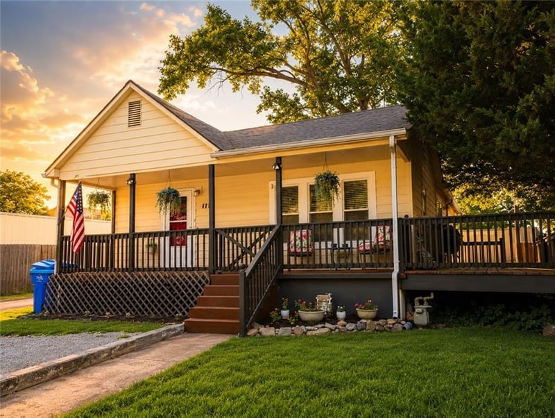 115 4th St, Tonganoxie, KS 66086