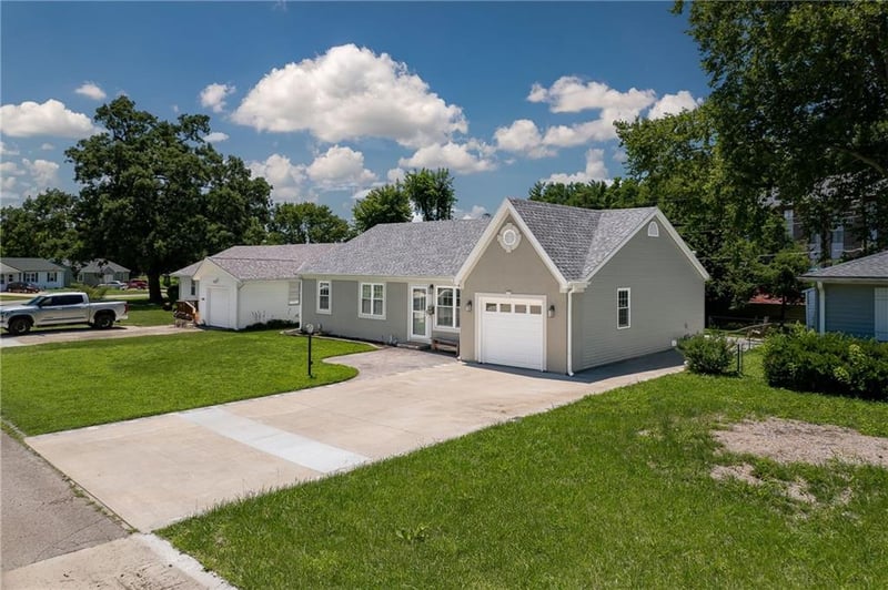 1610 Brookside St, St Joseph, MO 64506