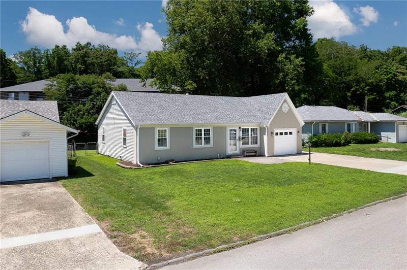 1610 Brookside St, St Joseph, MO 64506