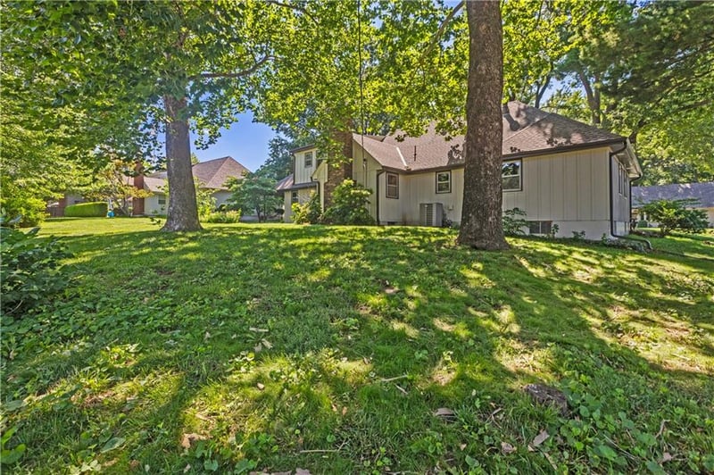 1208 Fairway Cir, Blue Springs, MO 64014