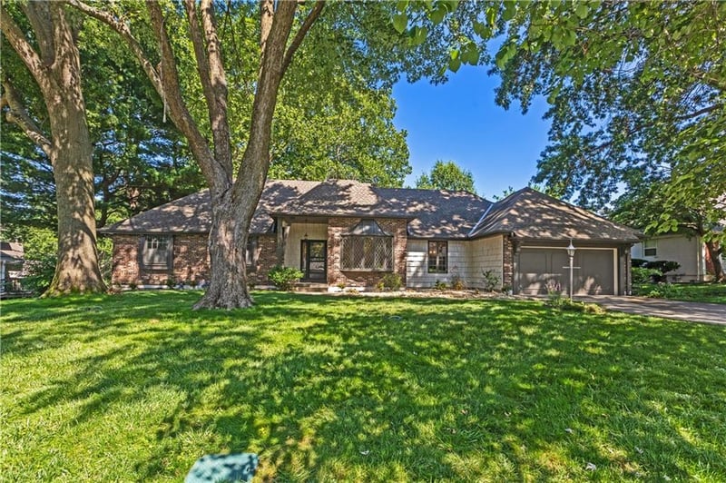1208 Fairway Cir, Blue Springs, MO 64014