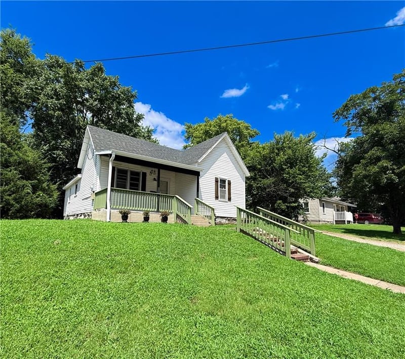 426 Oak St, Nevada, MO 64772