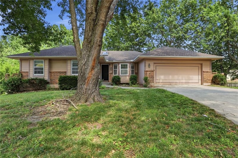 1736 Silkwood Ct, Lee's Summit, MO 64063