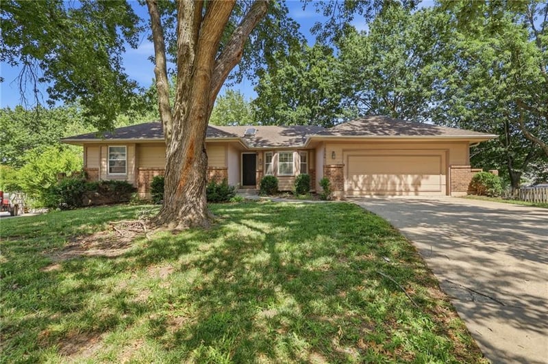 1736 Silkwood Ct, Lee's Summit, MO 64063
