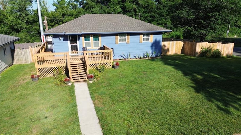1300 Mchenry St, Independence, MO 64057