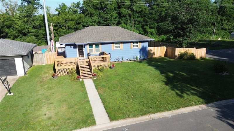 1300 Mchenry St, Independence, MO 64057