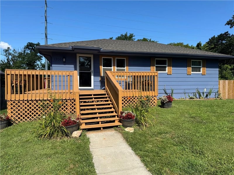 1300 Mchenry St, Independence, MO 64057