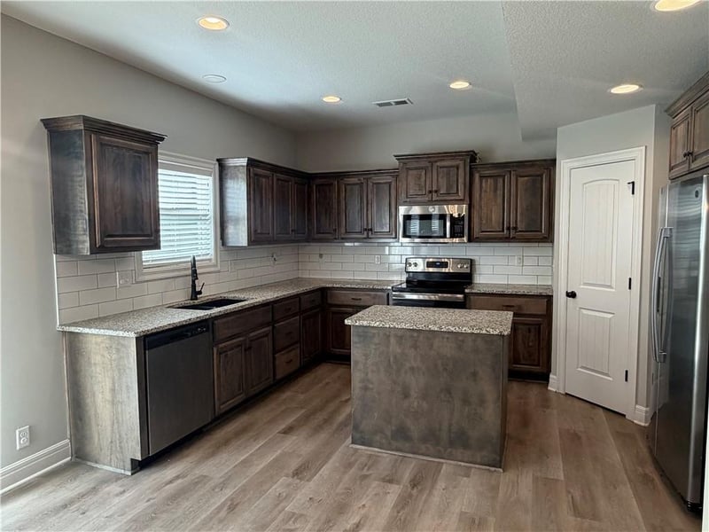 2409 Creekridge Ct, Blue Springs, MO 64014