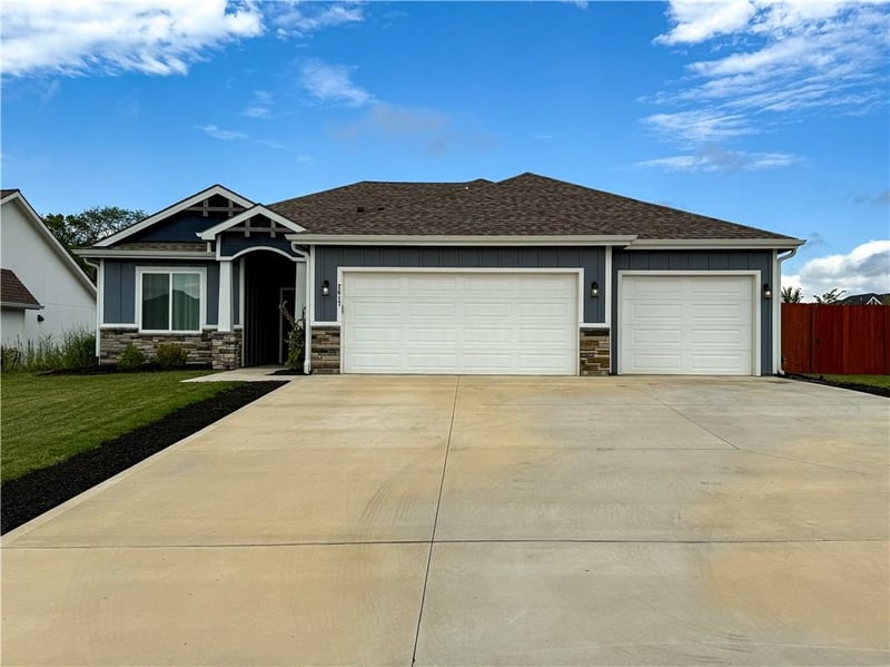 2617 Bridgewater Dr, Lawrence, KS 66046