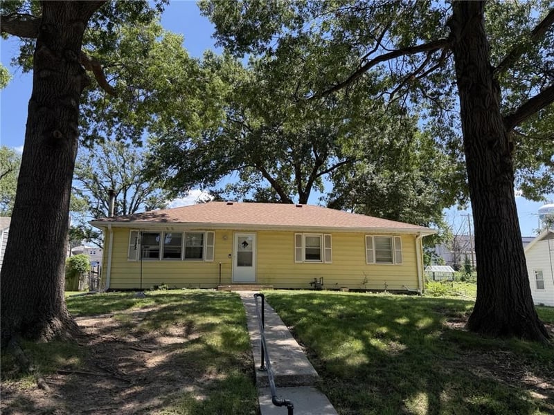 7207 Grand Ave, Gladstone, MO 64118