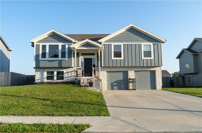 1913 Eagle Dr, Harrisonville, MO 64701