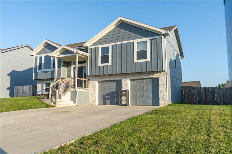 1913 Eagle Dr, Harrisonville, MO 64701