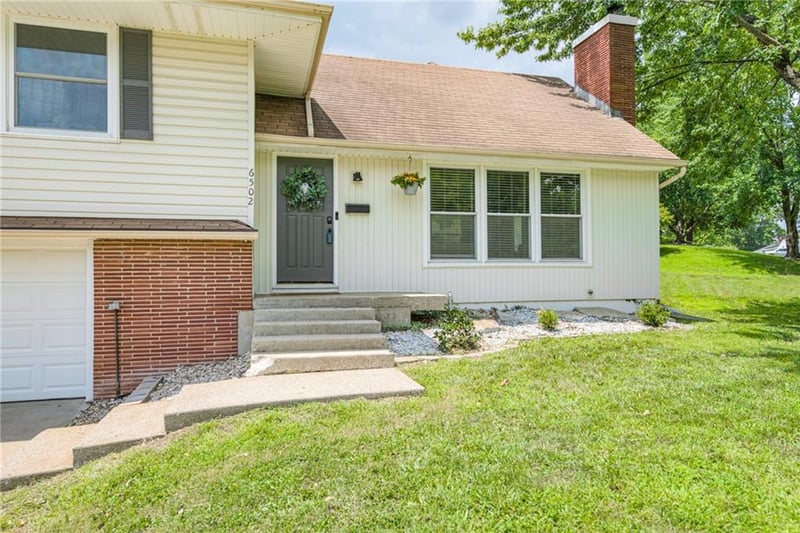 6502 N Main St, Gladstone, MO 64118