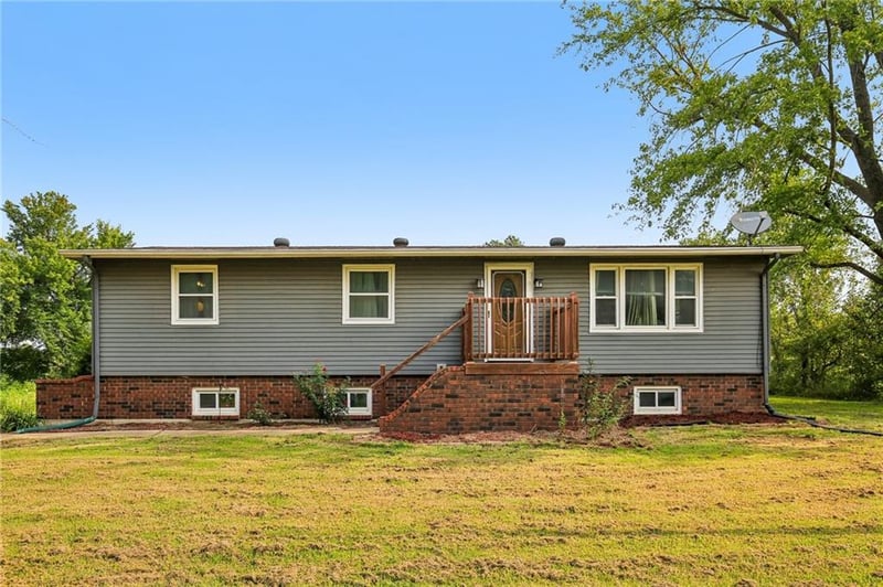 19950 Parallel Rd, Tonganoxie, KS 66086