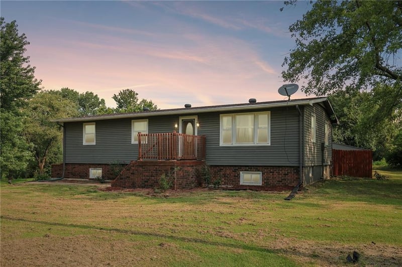 19950 Parallel Rd, Tonganoxie, KS 66086