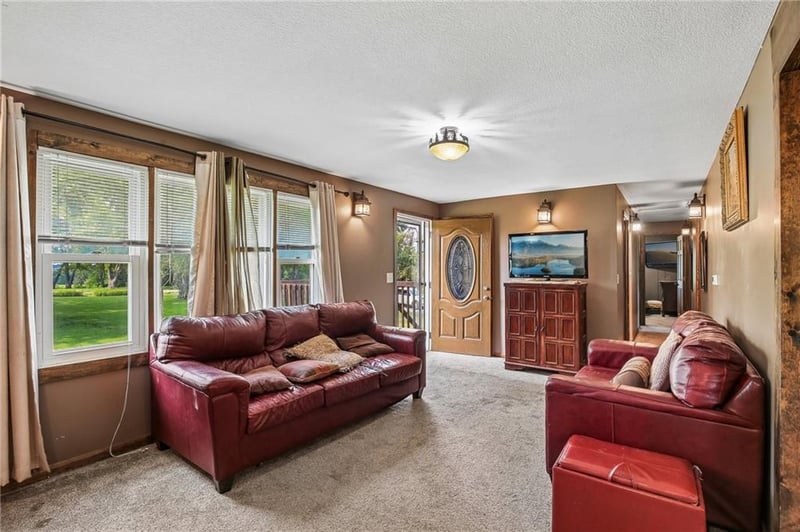 19950 Parallel Rd, Tonganoxie, KS 66086