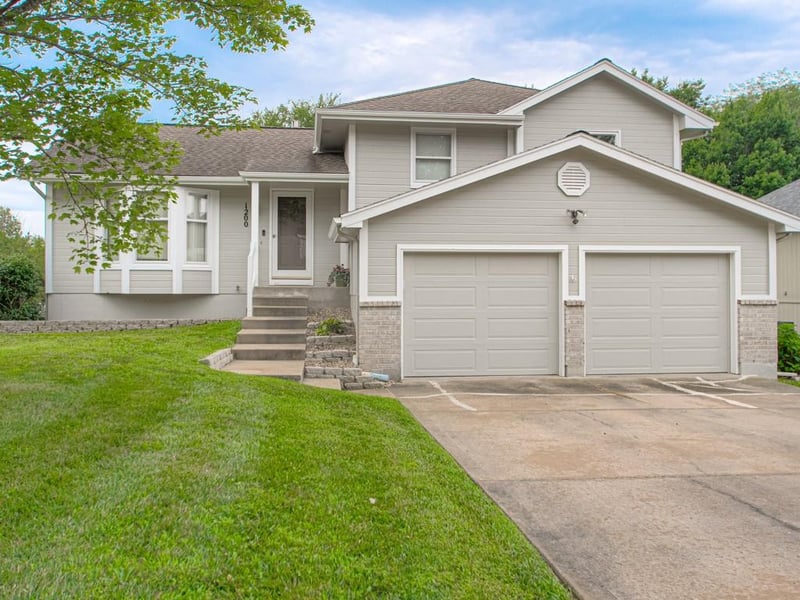 1200 SW Southcrest Dr, Blue Springs, MO 64015