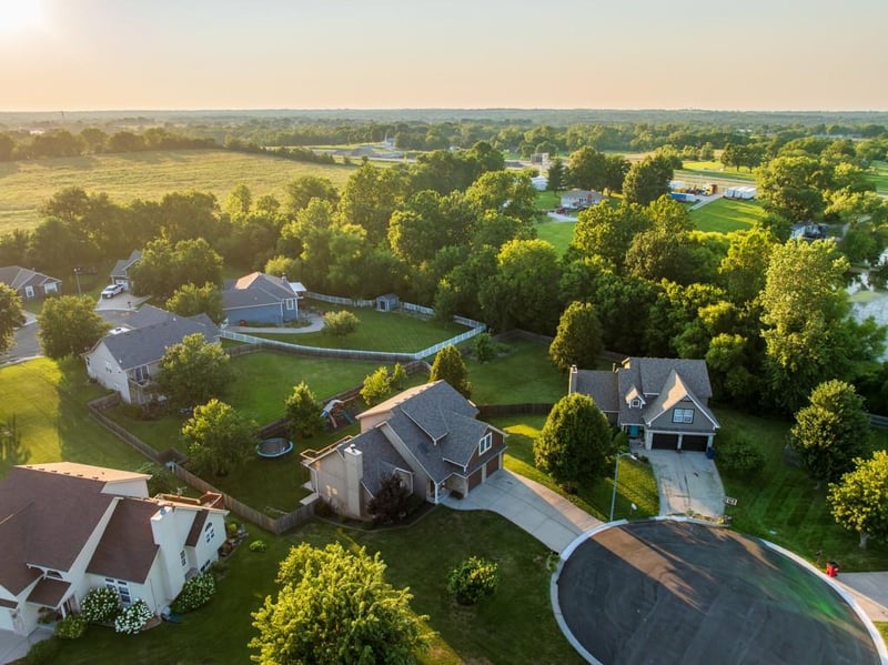 302 Bobcat Cir, Oak Grove, MO 64075