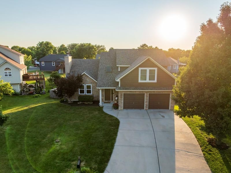 302 Bobcat Cir, Oak Grove, MO 64075